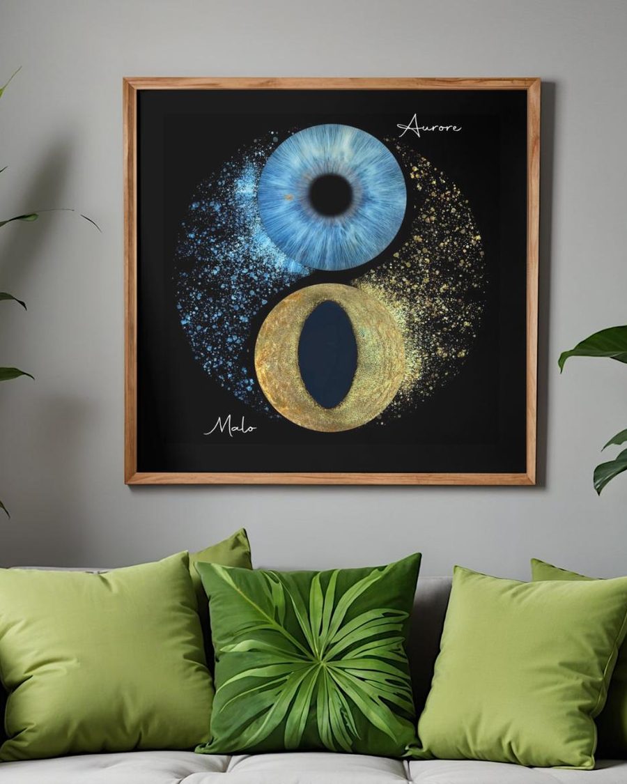 Tableau You&Eye réunissant les iris de deux animaux, accroché dans un salon